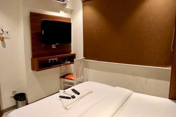 HOTEL JUHU INNN - Tap to explore photos