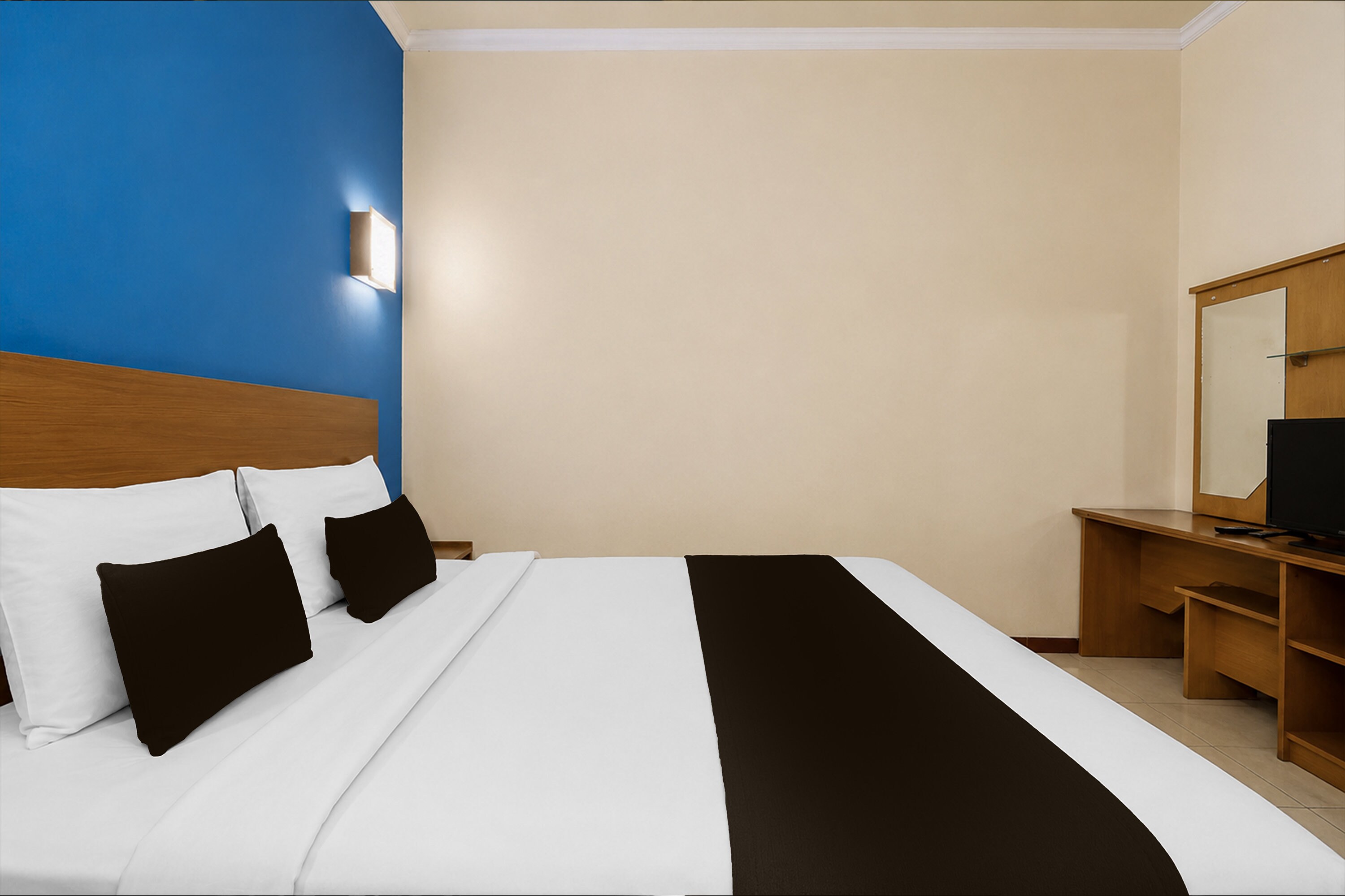 Townhouse Oak Hotel Lestari - Tap to explore photos