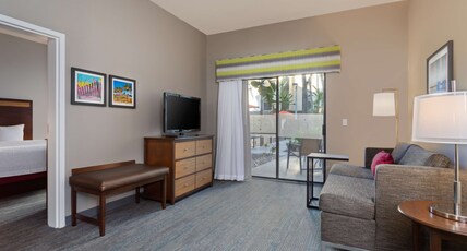Hampton Inn & Suites Fort Myers Beach/Sanibel Gateway, FL Room Type - 1 KING STE KITCHEN PATIO