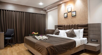 Hotel Raj Mahal (Pure Veg) Room Type - Super Deluxe Room