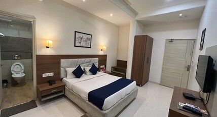 HOTEL ATHENS Room Type - Deluxe Room with work desk