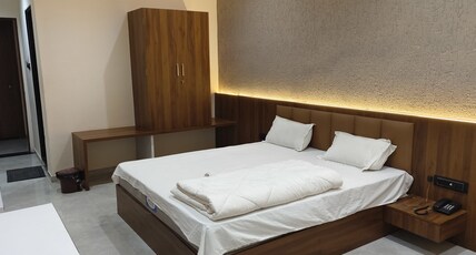 Hotel the grand Khodiyar Room Type - Deluxe Room