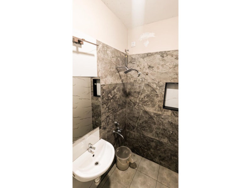Jacuzzi Royal Grand A Unit of MM Abode - Tap to explore photos