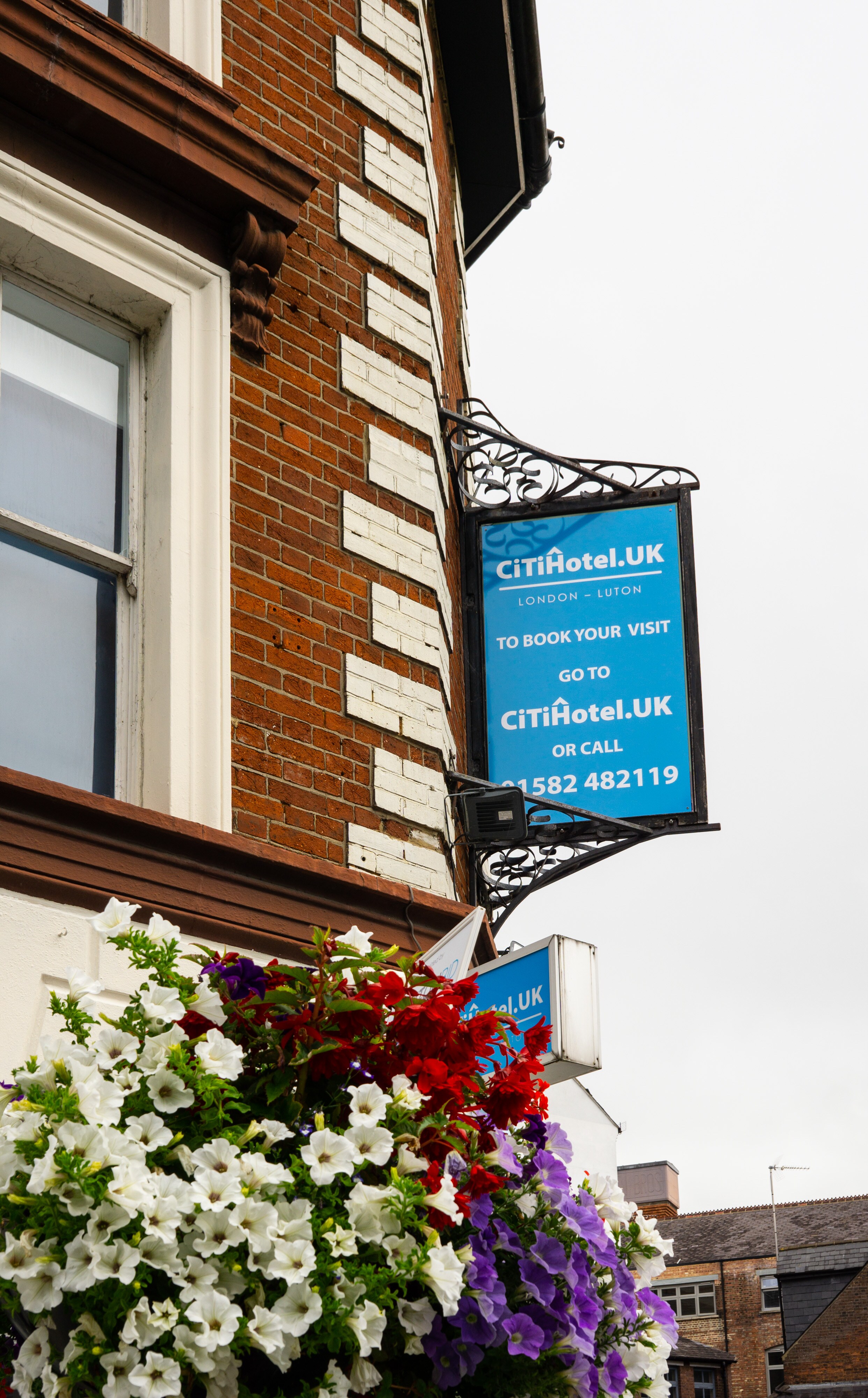 CiTi Hotel London Luton By Belvilla - Tap to explore photos