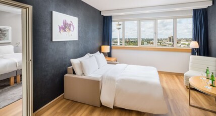 Radisson Blu Hotel, Hamburg Room Type - Suite - Planten un Blomen Park View Radisson Blu Hotel, Hamburg Room Type - Suite - Planten un Blomen Park View