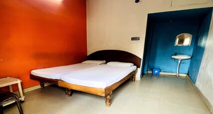Royal Paradise Room Type - Non AC Double bed