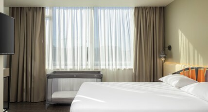ibis Styles Lisboa Centro Liberdade NE Room Type - Large bedroom with double bed and balcony, with view of the city of Lisbon ibis Styles Lisboa Centro Liberdade NE Room Type - Large bedroom with double bed and balcony, with view of the city of Lisbon