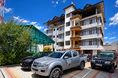Address of Dee Grand Marq Hotel