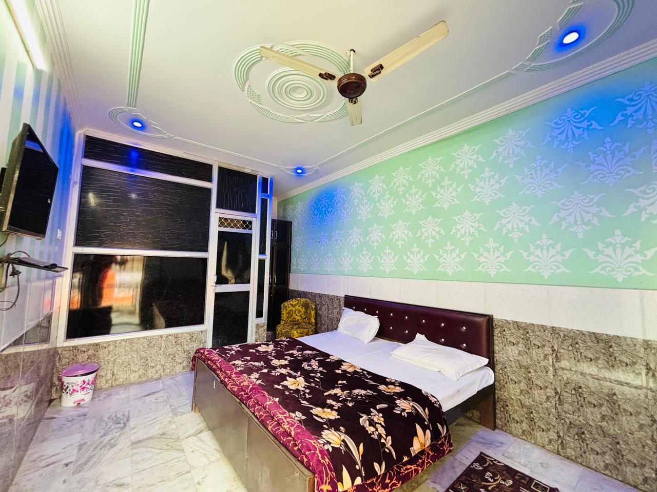 Shri Hari Lodge - 10 mins walking to Shri Ram Mandir & Hanuman Garhi - Tap to explore photos