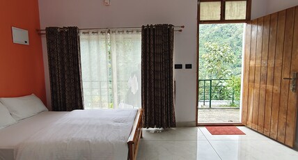 Earth Lounge Resort, Vagamon Room Type - Deluxe AC with Bathtub and Mountain View