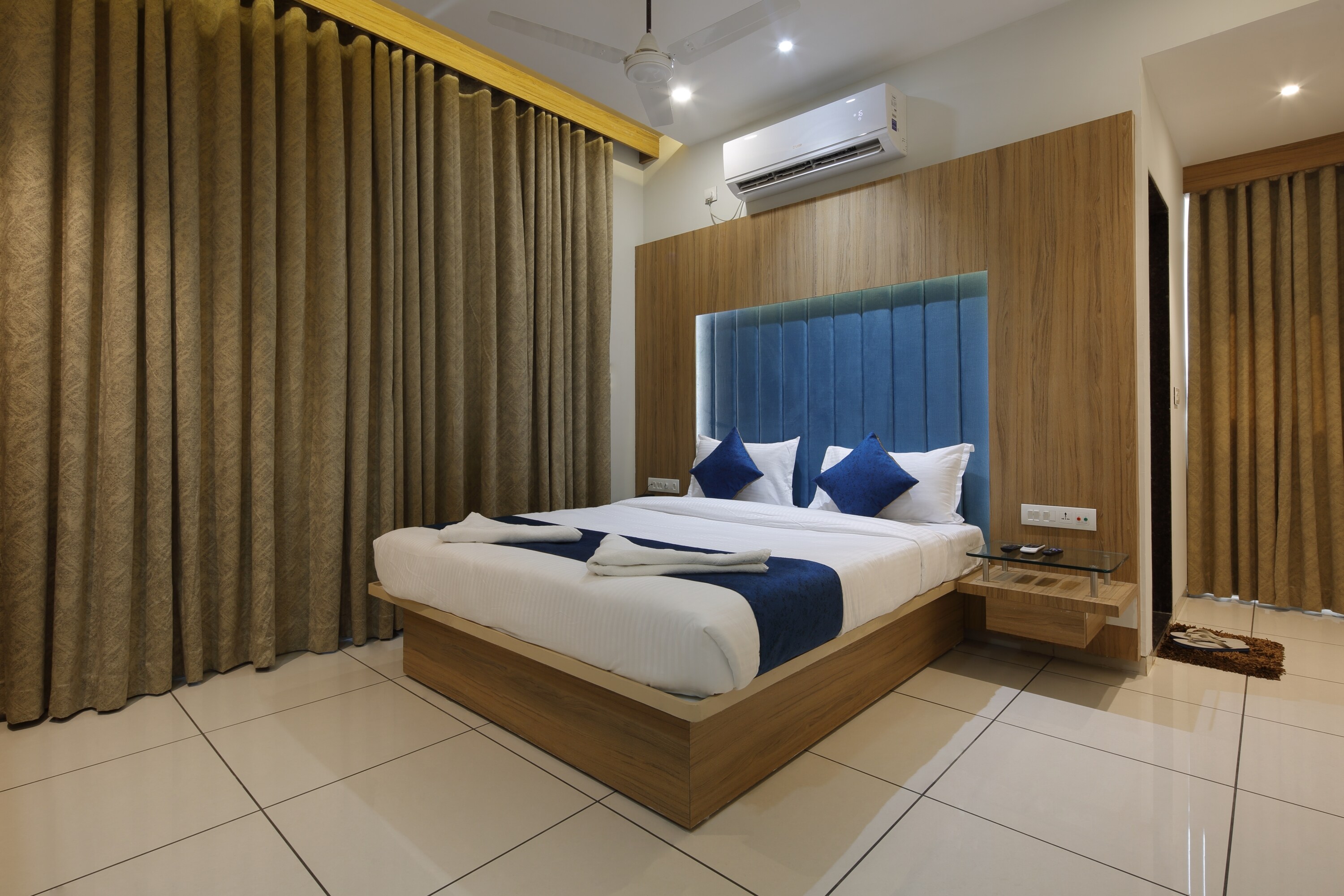 HOTEL DECENT - Tap to explore photos