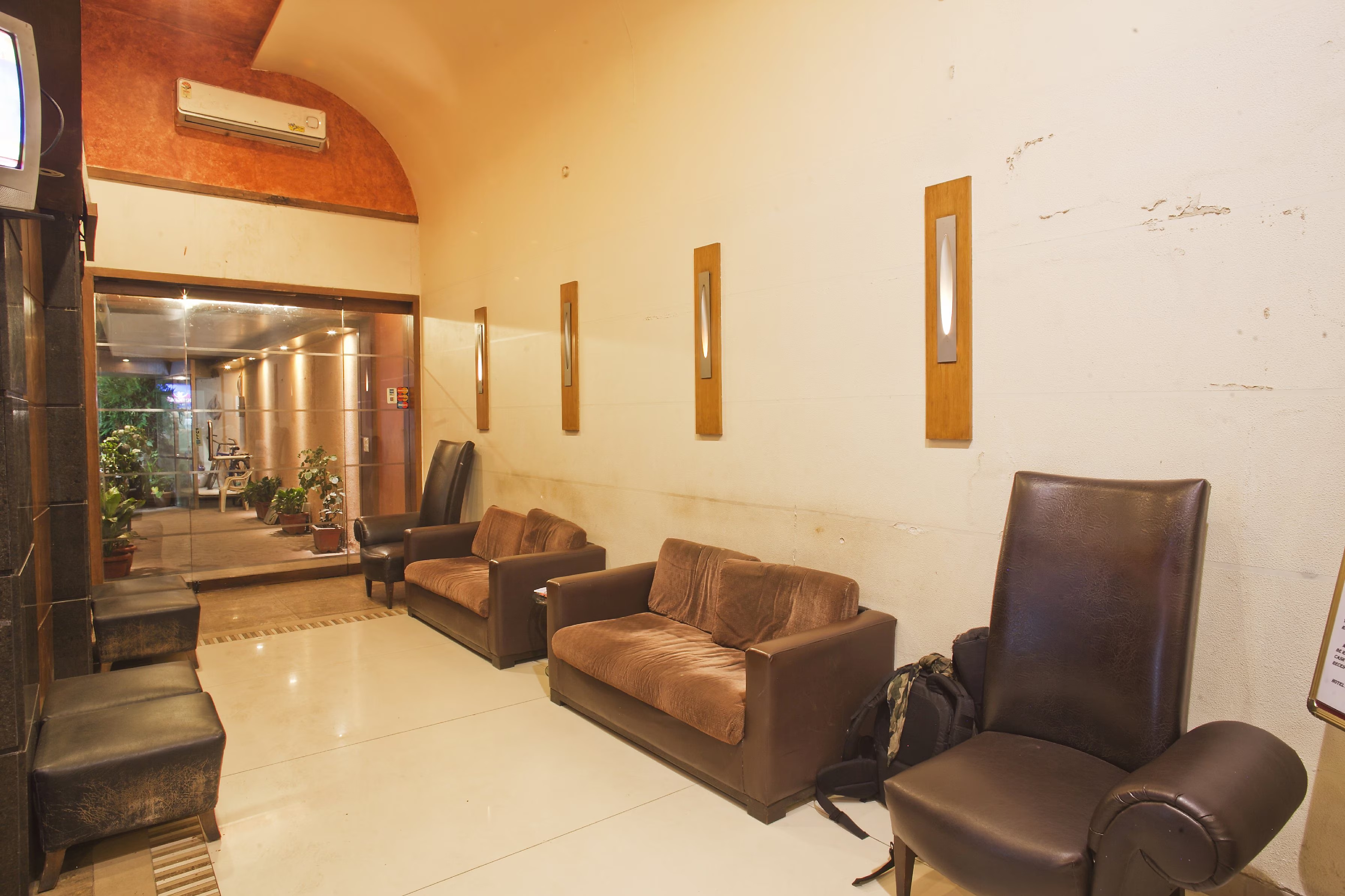 Hotel Bandra Residency, 250 m from Bandra Railway Station - Tap to explore photos
