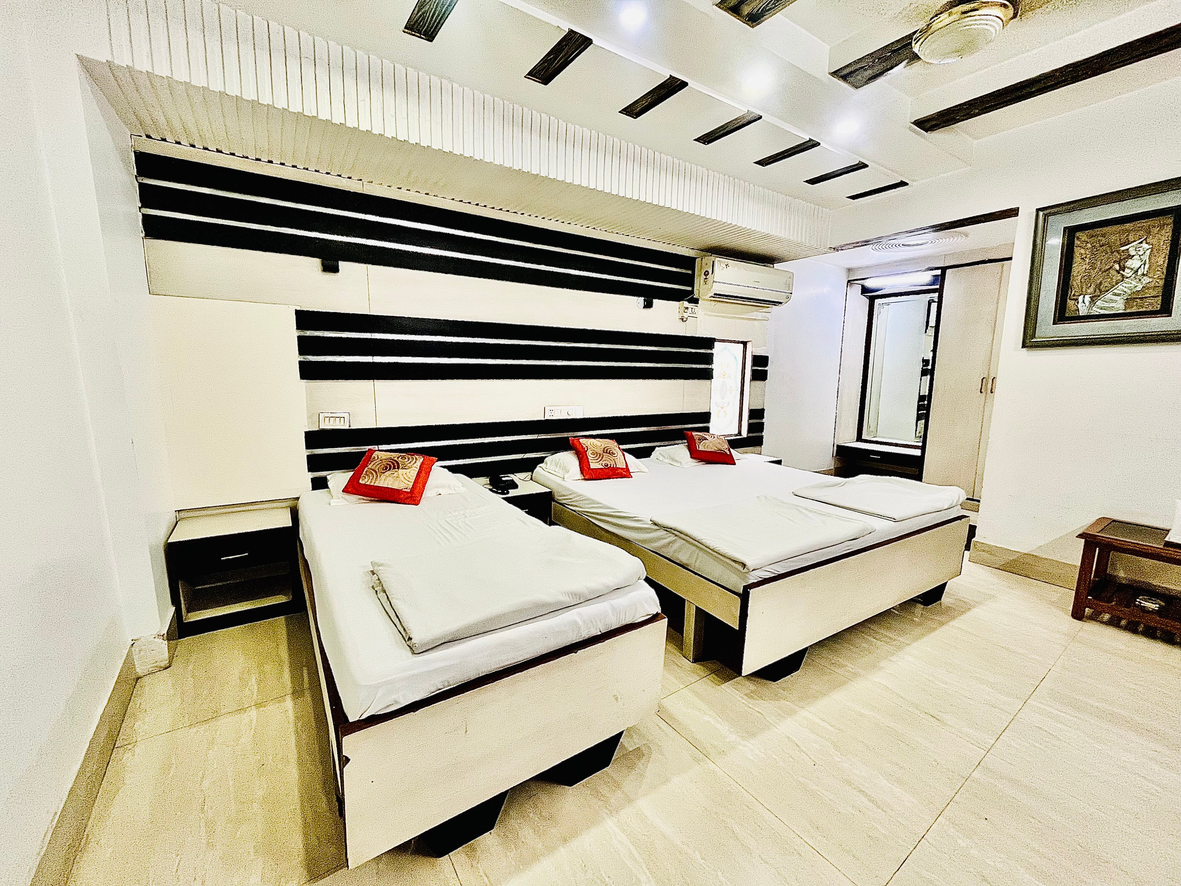 Hotel Seven Seas Near Fortis Shalimar Bagh - Tap to explore photos