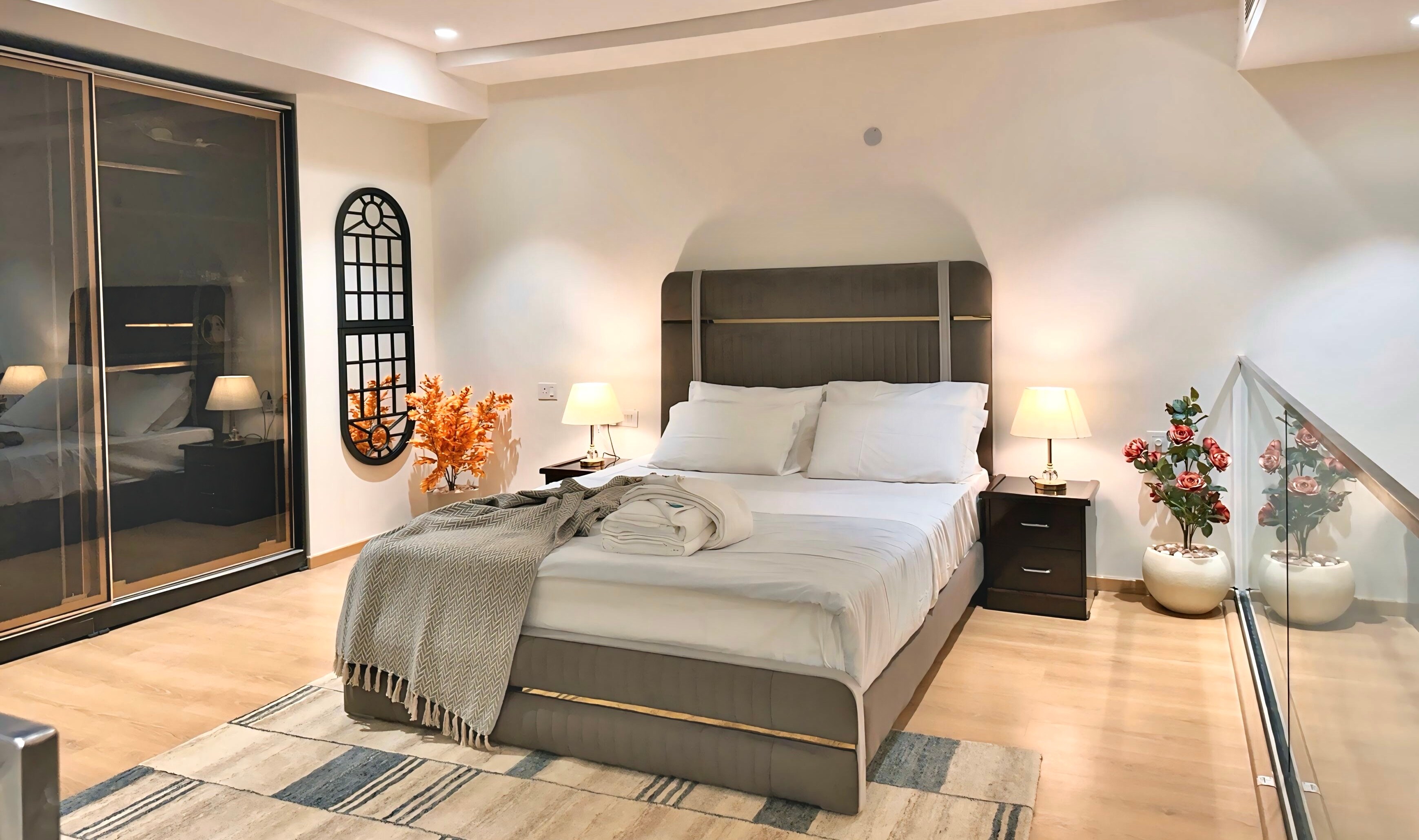 Bridgerton Autumn Luxury Duplex with Balcony - Tap to explore photos