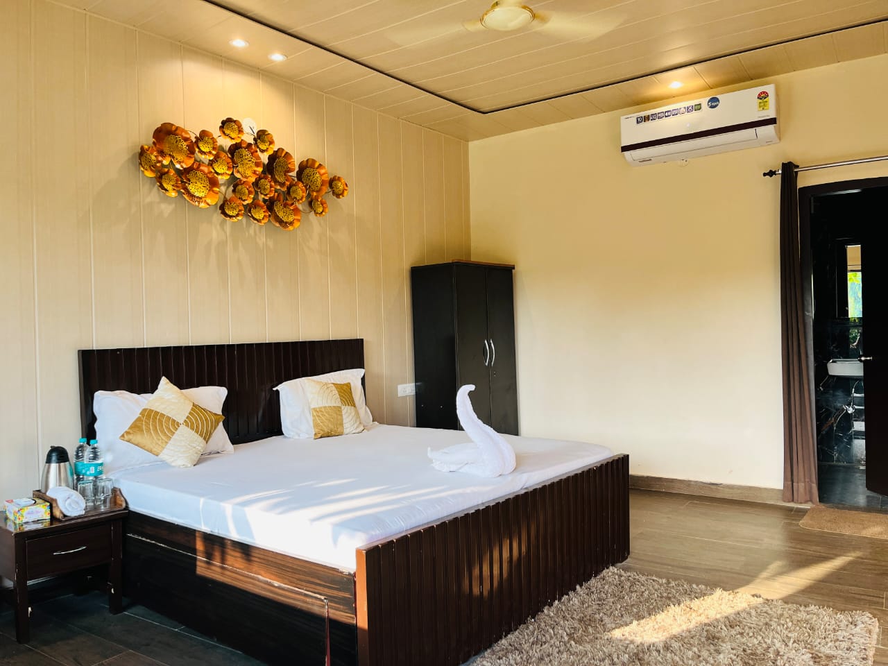 Gaur Farm 9bhk - Tap to explore photos