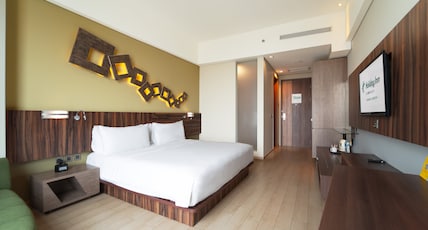 Holiday Inn Cikarang Jababeka Room Type - 1 King Standard Bathtub City View