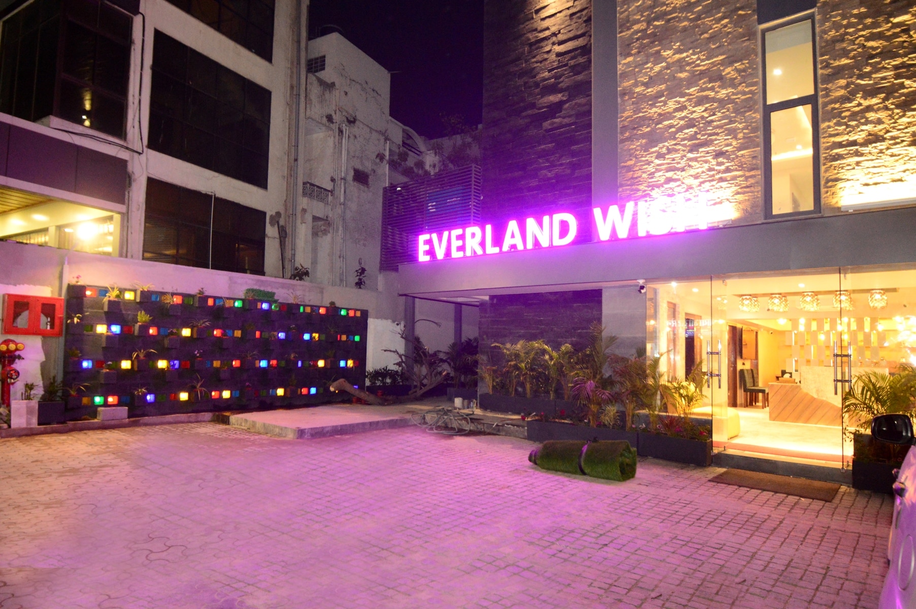 Hotel Everland Wish - Tap to explore photos