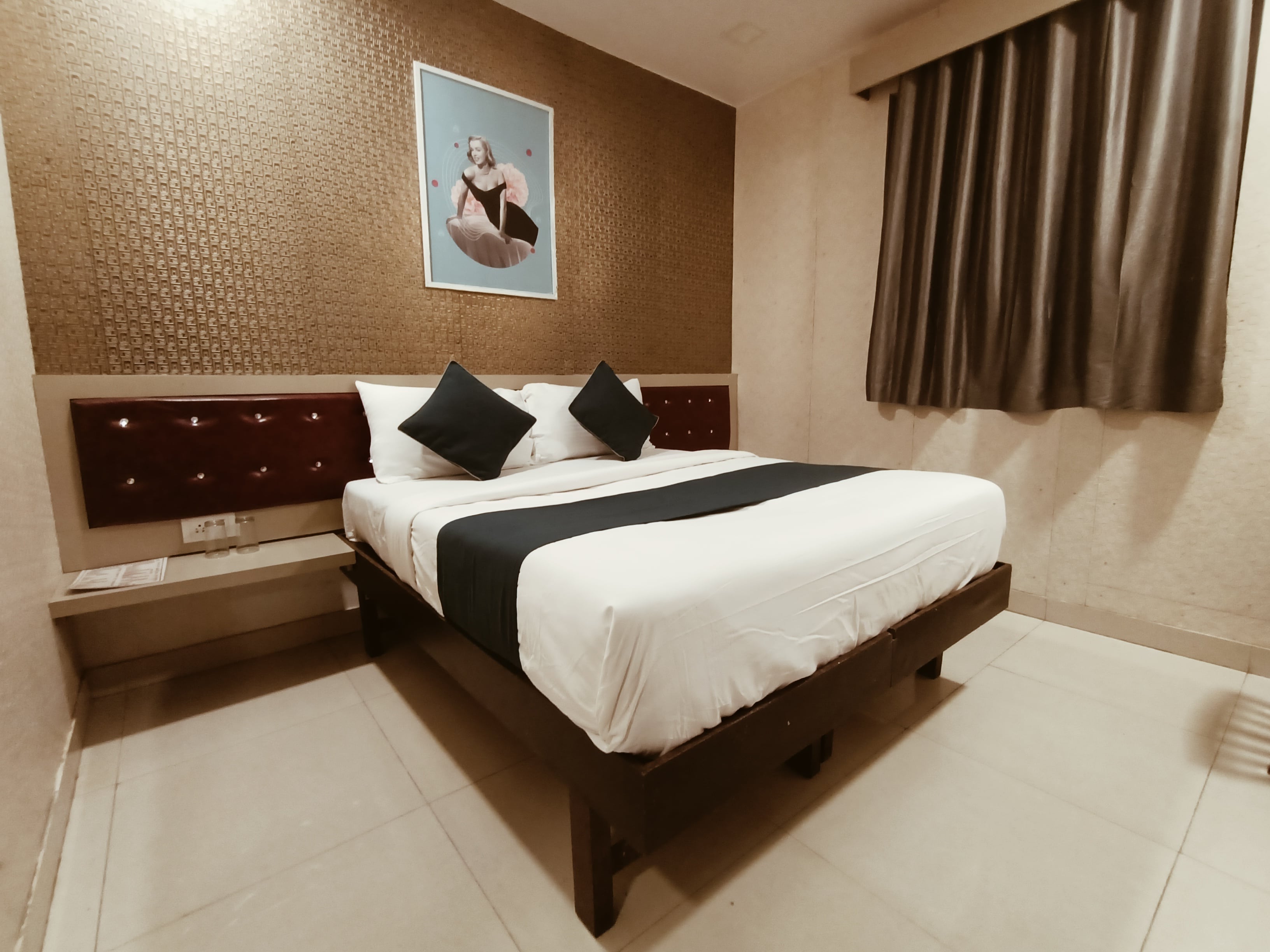 Hotel Shangrila - Tap to explore photos