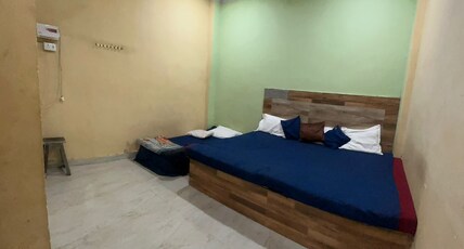 Kashi Dev Paying Guest House Room Type - Deluxe room