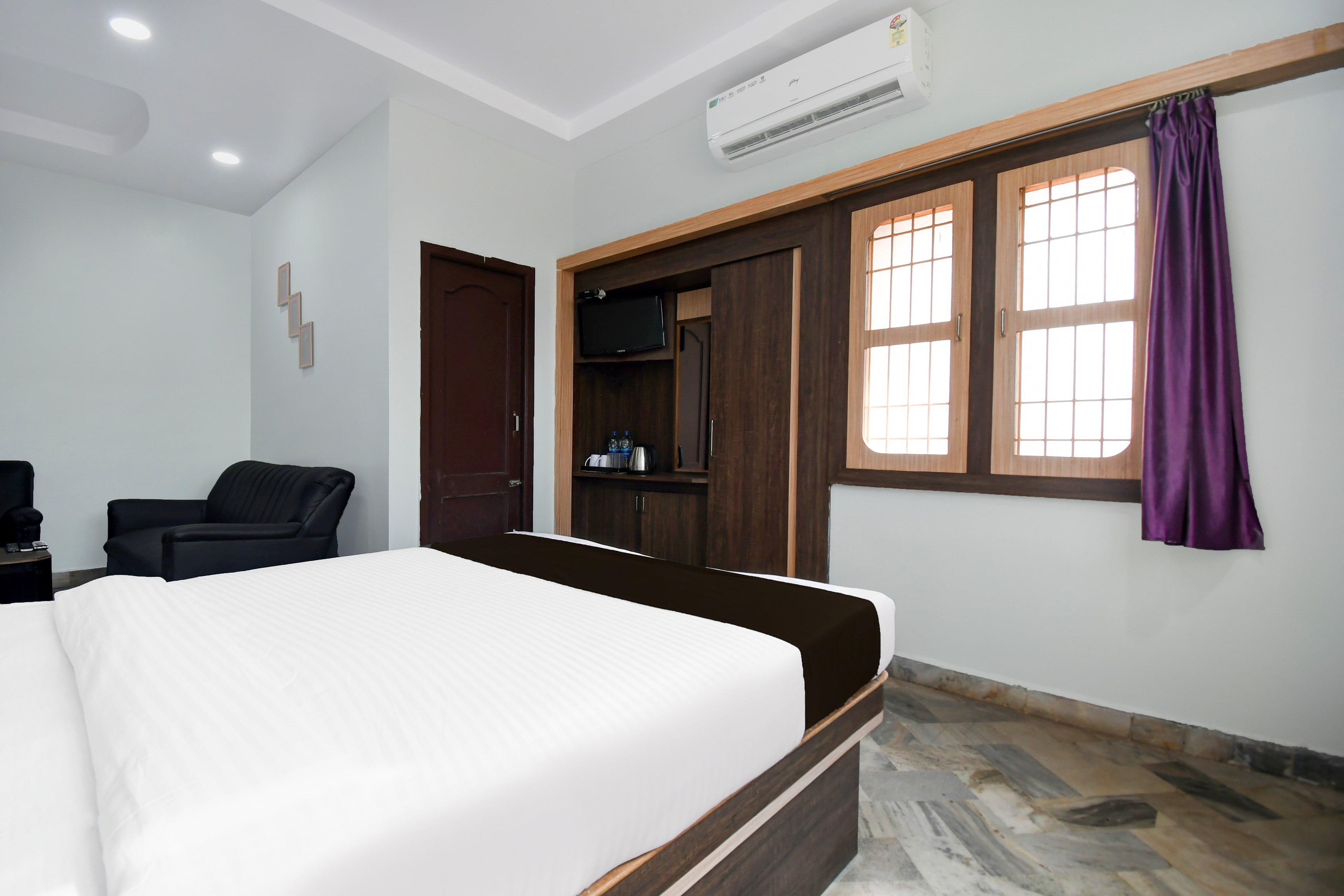 OYO Townhouse Jyoti Mahal Road Rayagada - Tap to explore photos