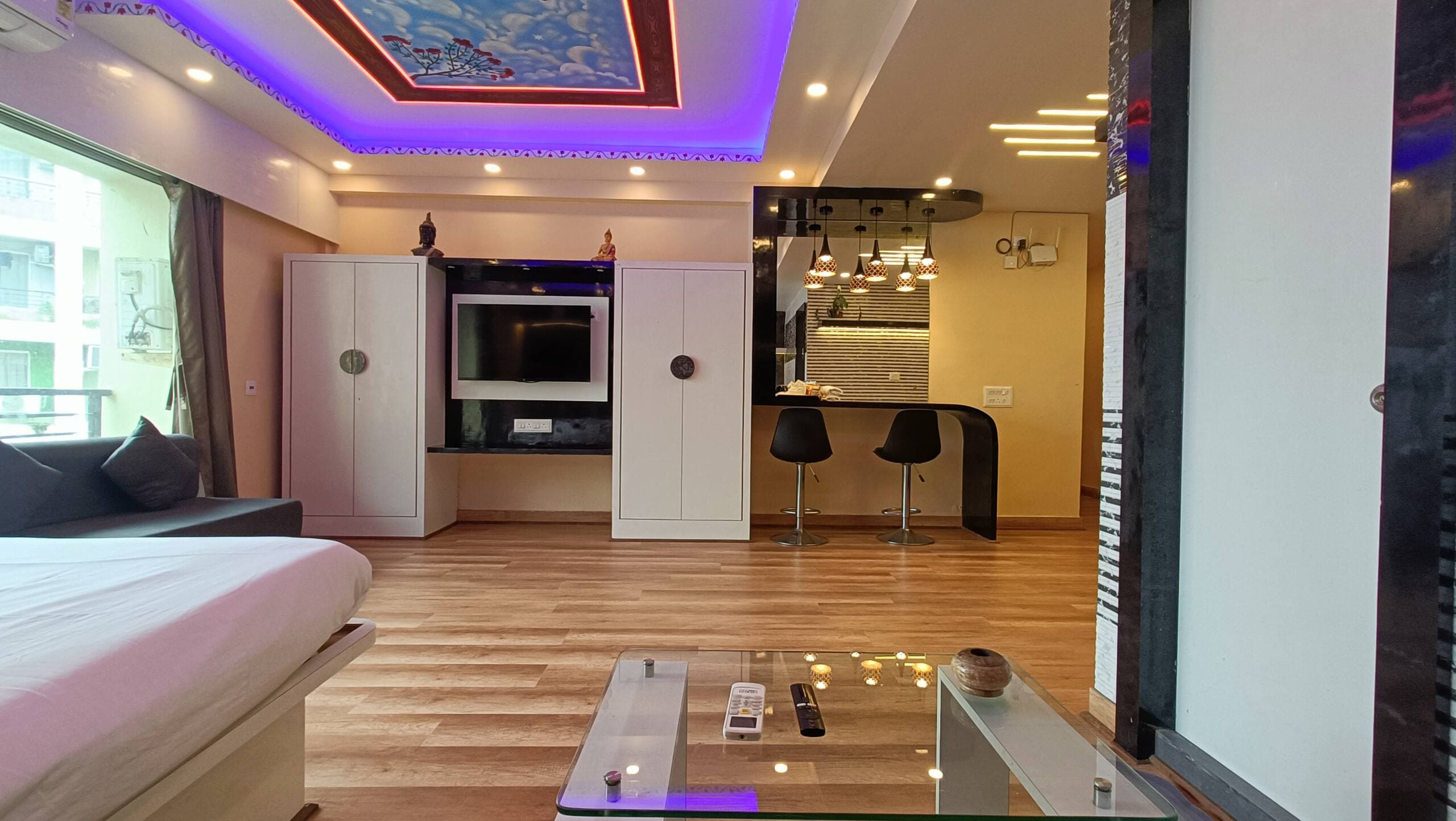 Luxury Jacuzzi Studio - Tap to explore photos