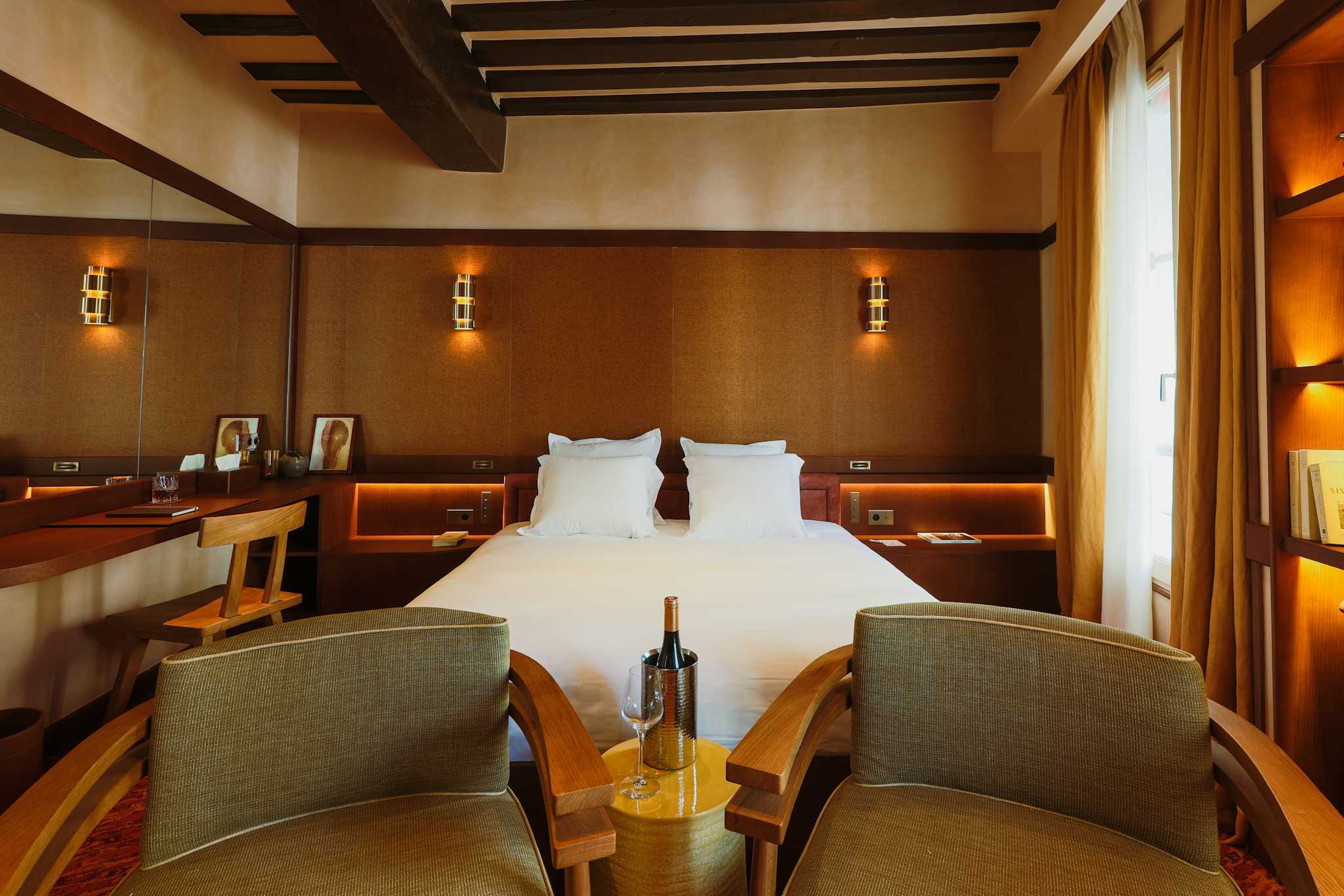 Confidential 2 Hotel - Deluxe Room - Louvre - Tap to explore photos