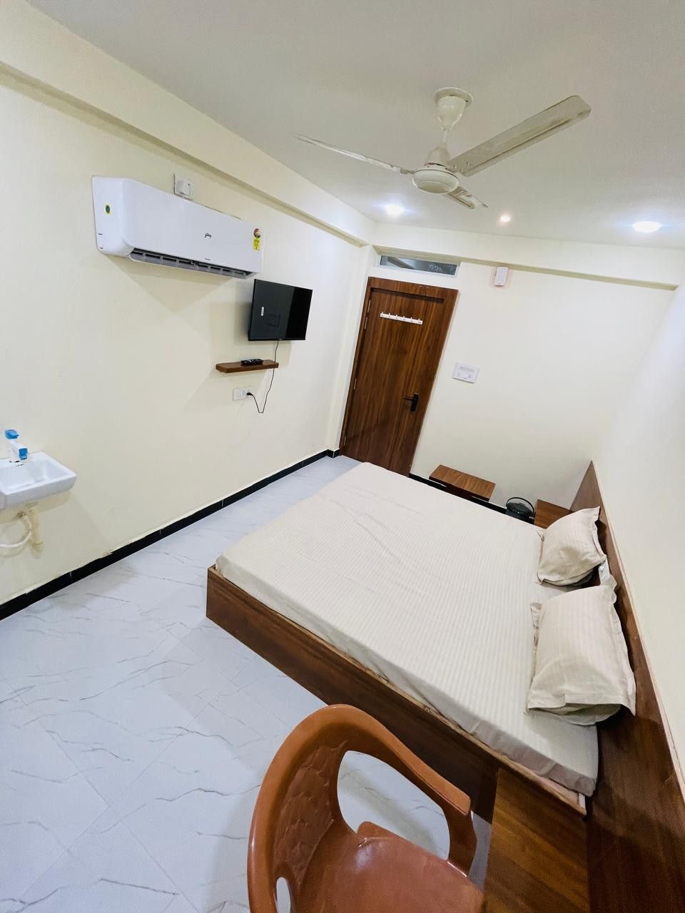 Hotel deluxe palace Agar malwa - Tap to explore photos