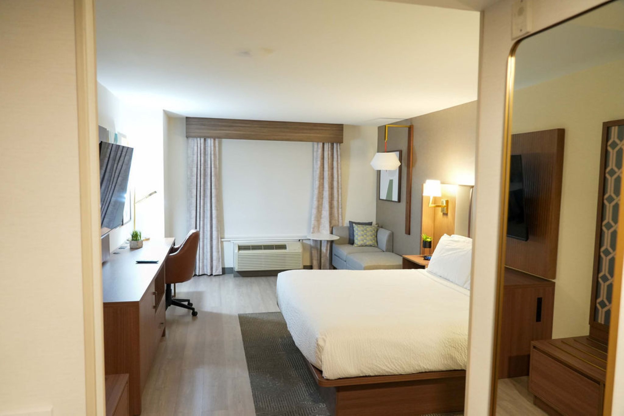 Holiday Inn Phoenix Airport, an IHG hotel - Tap to explore photos