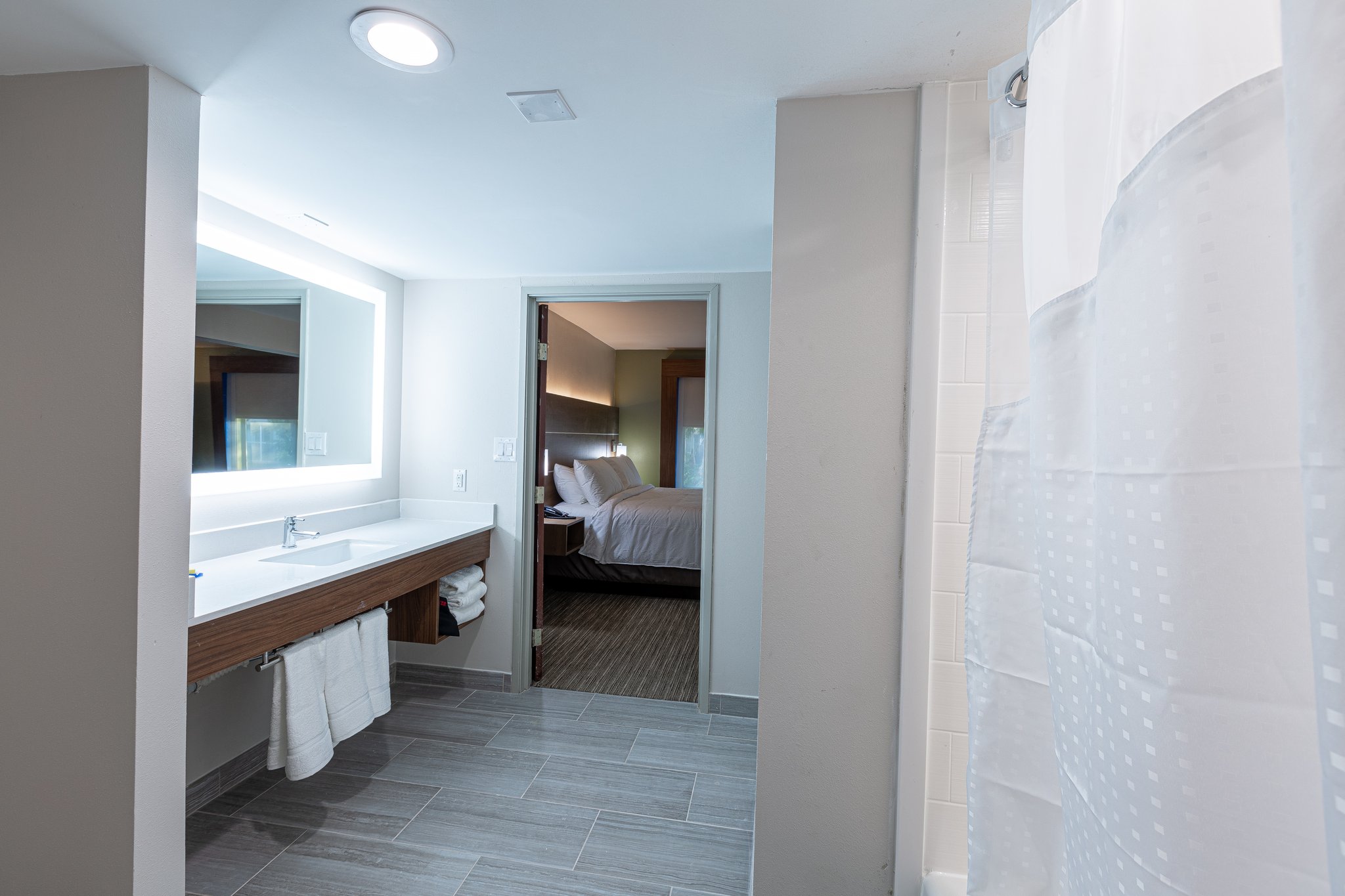 Holiday Inn Express & Suites ARLINGTON NORTH - Tap to explore photos
