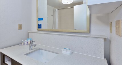 Hampton Inn by Hilton Waterbury Room Type - 1 KING ACC W TUB NON SMOK