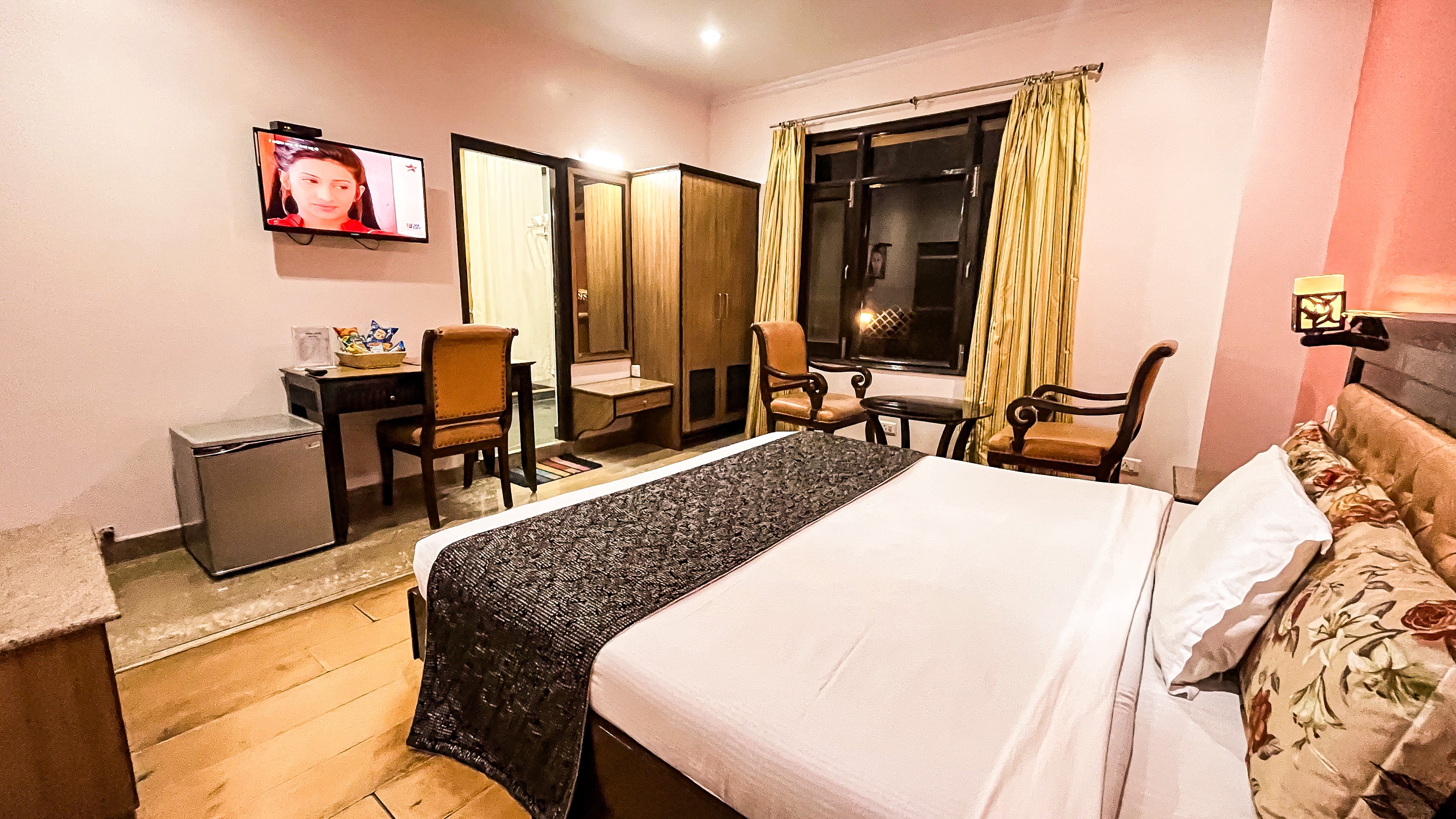 Hotel Marc - Tap to explore photos