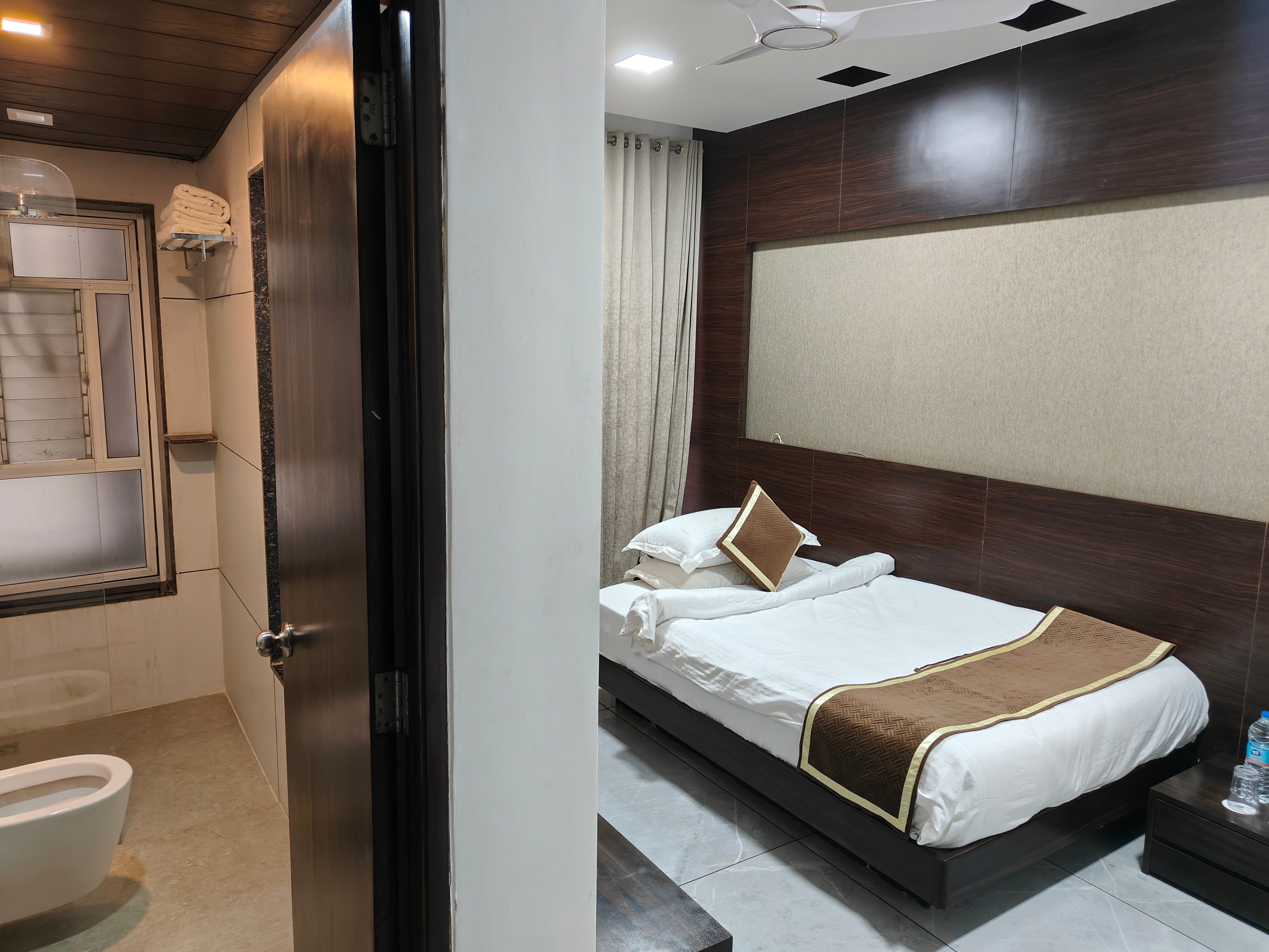 Hotel Apricot One Udaipur -Near Fateh Sagar Lake - Tap to explore photos