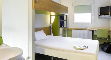 ibis budget Amb Room Type - TRIPLE - Room with a large bed and a bunk bed