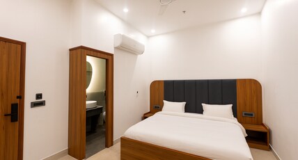 Konnect Inn POD Hotel | Near IGI Airport & Opposite NDLS Room Type - Deluxe Private AC Room with Ensuite Bathroom