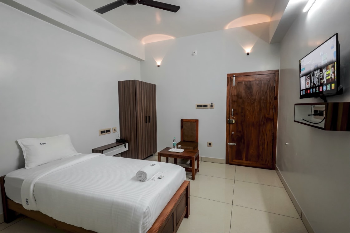 Lee Rooms - Tap to explore photos