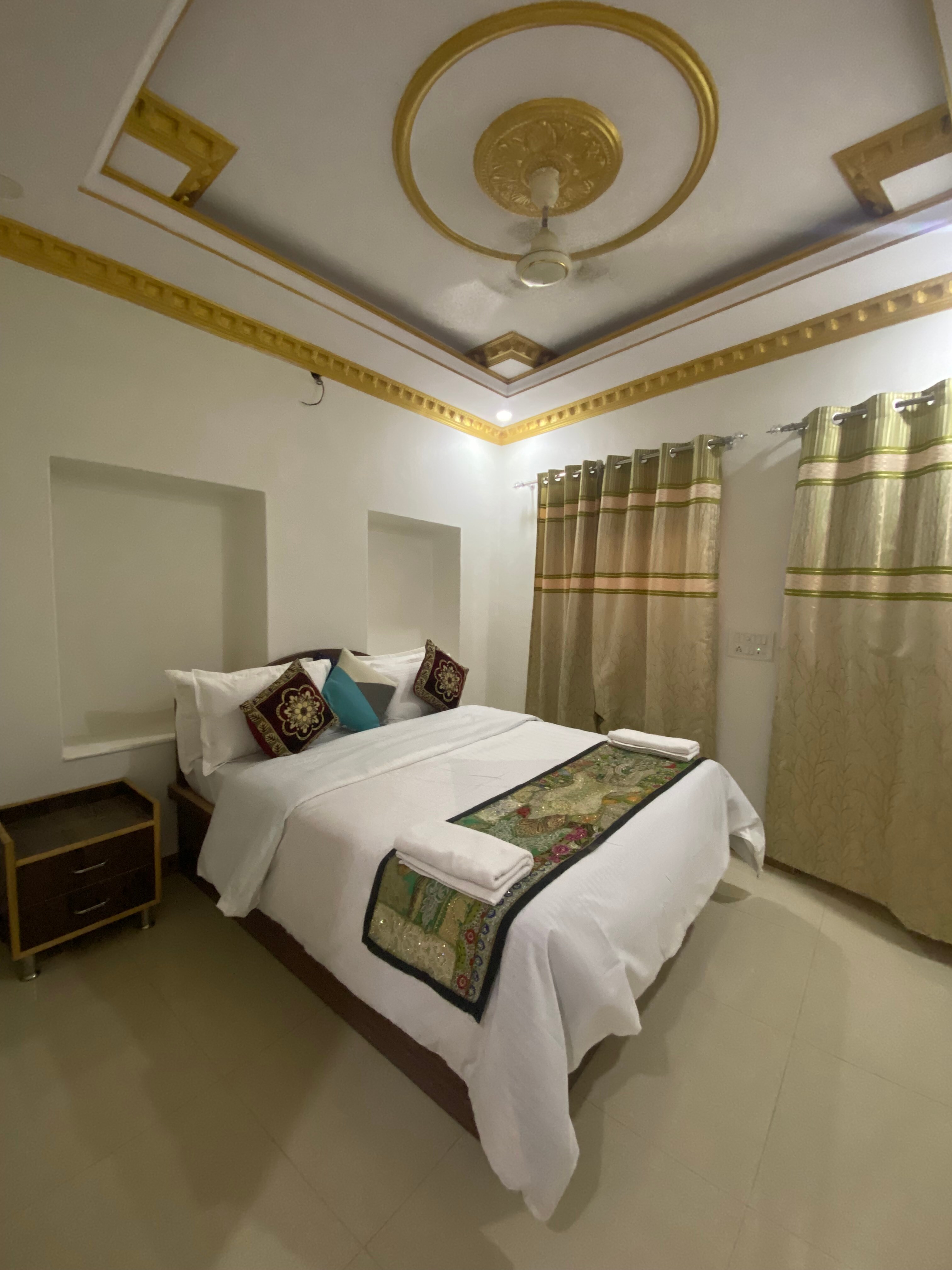 Hotel Sallu Safari - Tap to explore photos