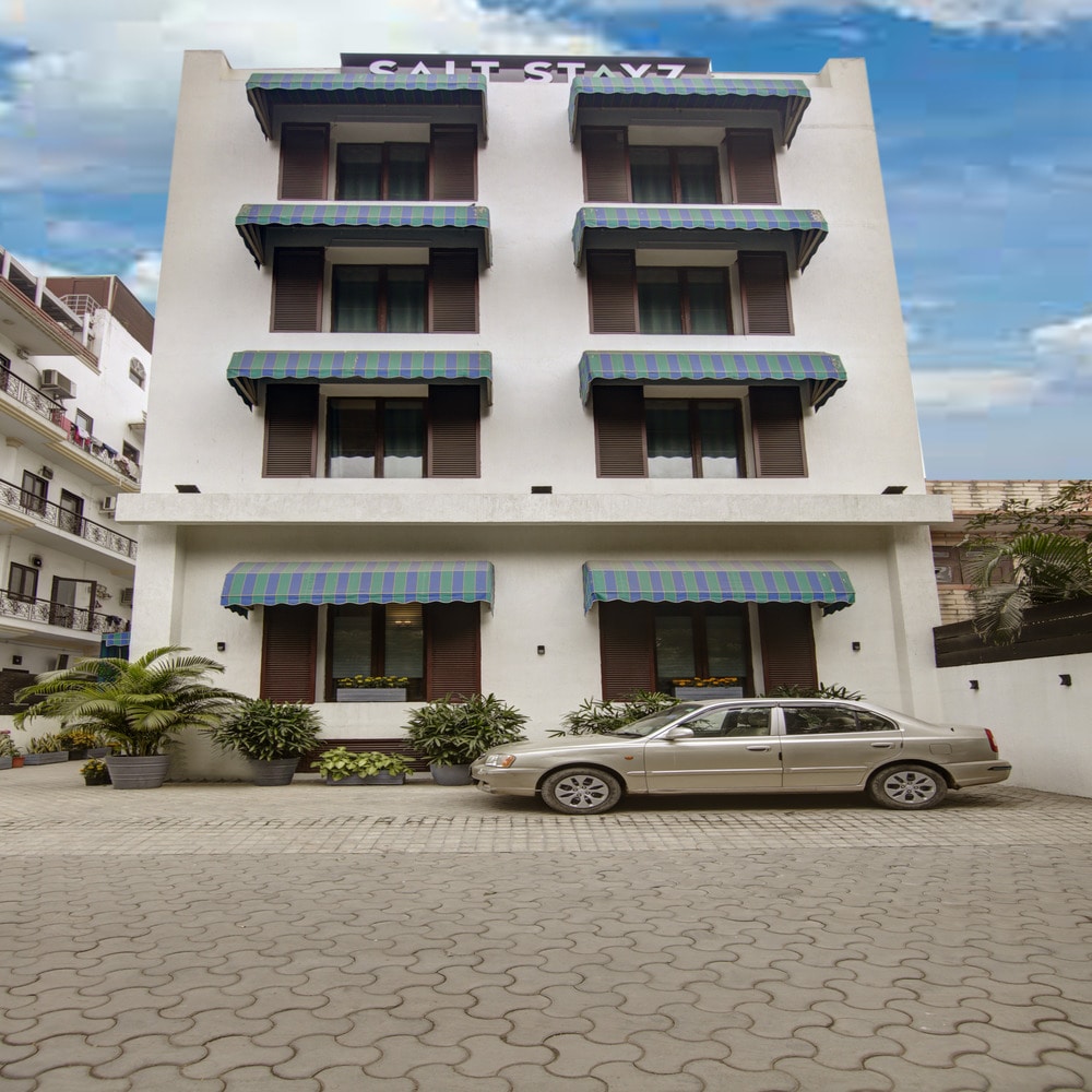 Saltstayz Select - Nehru Place & New Friends Colony - Tap to explore photos