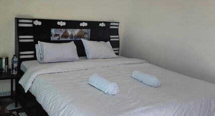 Hotel Jagdamba and restaurant Room Type - Bedroom 15