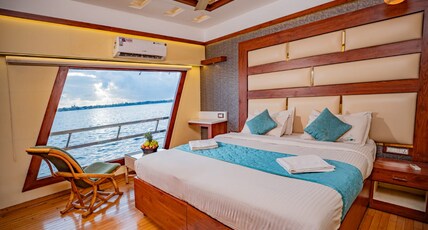 Cee Pee - Luxury Private Houseboats Room Type - Luxury Room in sharing houseboat Full time AC