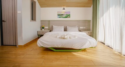 V Zone River Edge | River View Room Type - Danube