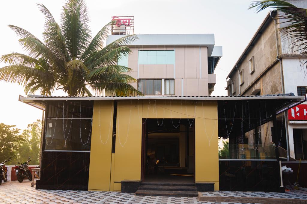 Hotel Hira Palace - Tap to explore photos