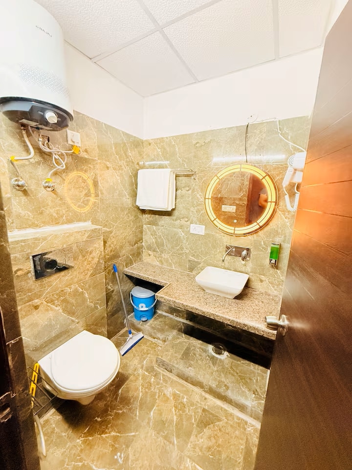 Jacuzzi Studio By Cayetana Near Airport| RiverView - Tap to explore photos