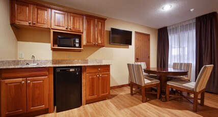 Best Western Plus Dubuque Hotel & Conference Center Room Type - Suite-1 King Bed, Non-Smoking, Executive, Wet Bar, Lounge Chair, High Speed Internet Access, Full Br