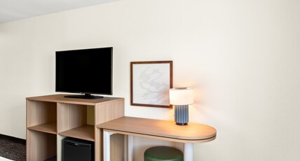 Spark by Hilton Springfield Southwest Room Type - 1 KING MOBIL ACCESS RIS
