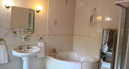 OYO Dunmar House Hotel Room Type - Standard Family of 3 Room