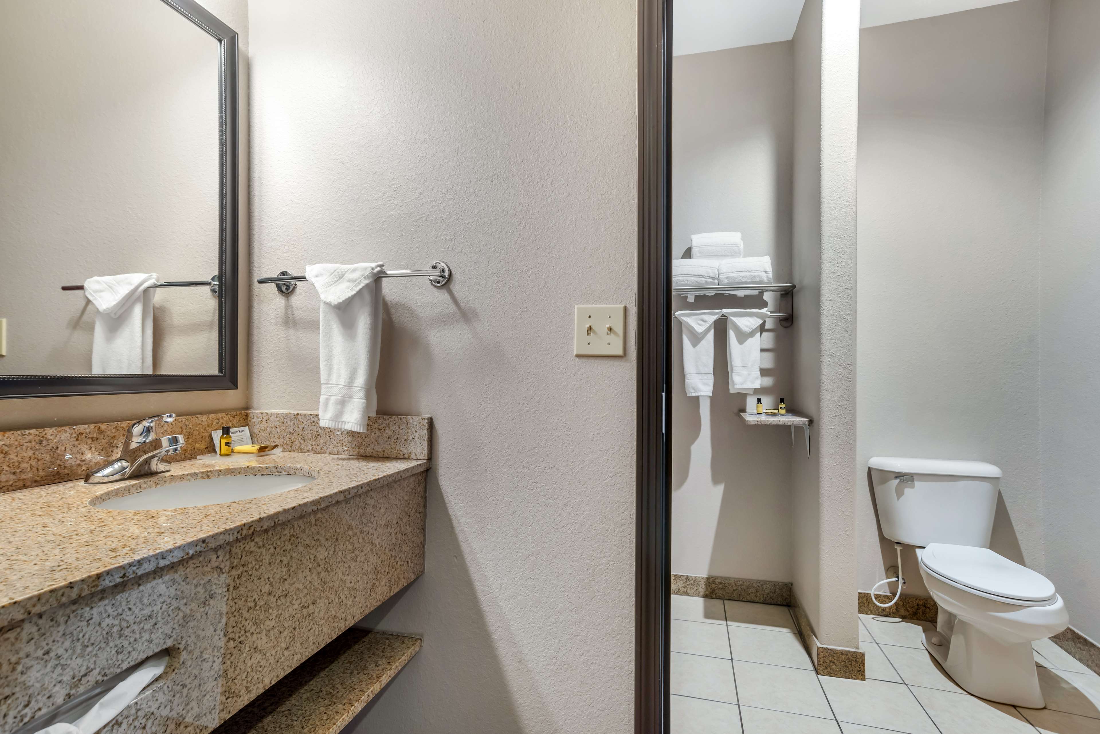 Best Western Plus Circle Inn - Tap to explore photos