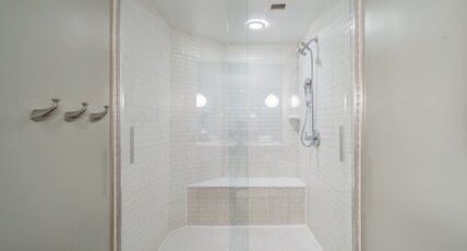 Hotel Indigo Atlanta Vinings Room Type - 1 King Standard Mobil Access Roll Shower Hotel Indigo Atlanta Vinings Room Type - 1 King Standard Mobil Access Roll Shower