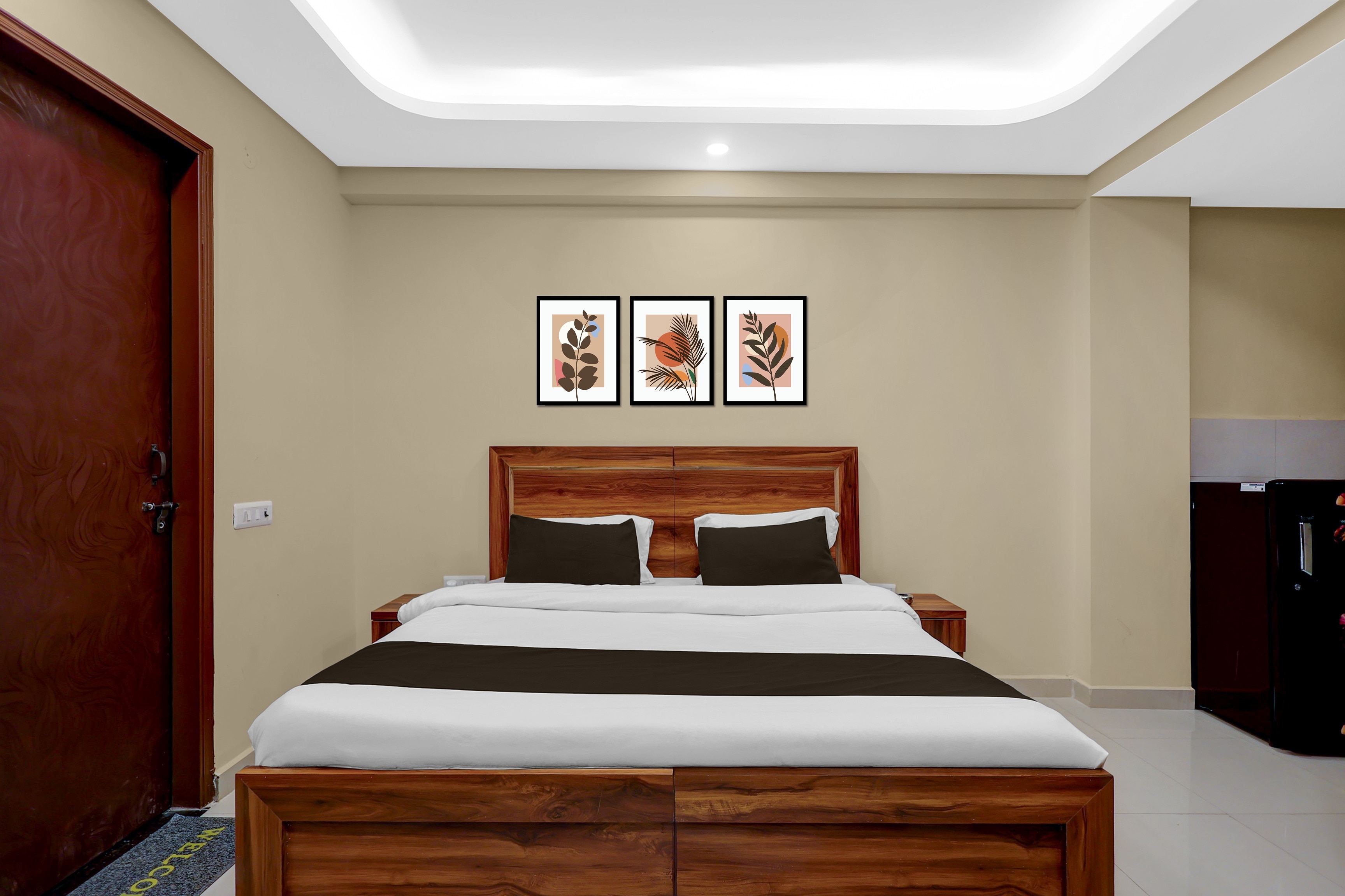 Super Townhouse HOTEL SPR ROAD - Tap to explore photos