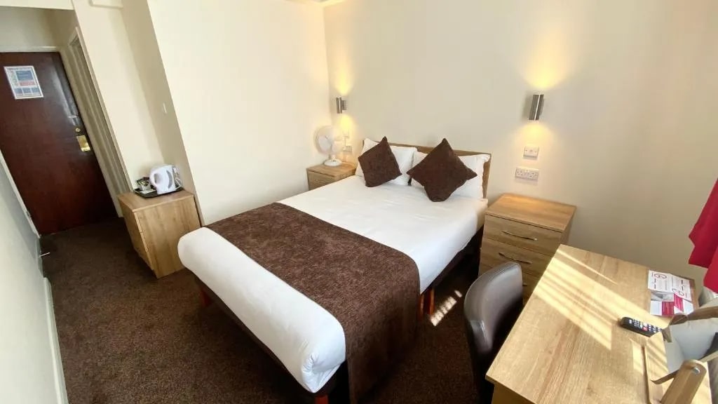 Russ Hill Hotel Gatwick - Tap to explore photos