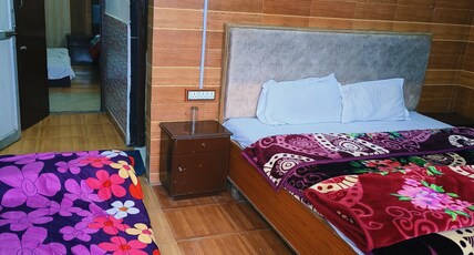 Hotel Holiday Plaza Room Type - Family Room With Balcony and Mountain View
